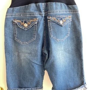 Maternity mid-length shorts